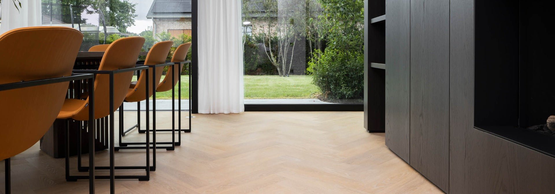 Oliare un piano di lavoro in legno